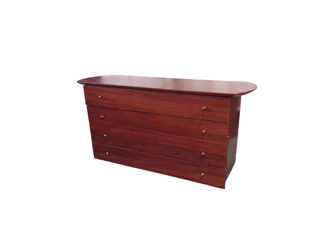 Cómoda de madera LAVIK tiene cuatro cajones y un acabado en barniz color nogal alquiler para eventos, publicidad, peliculas y series