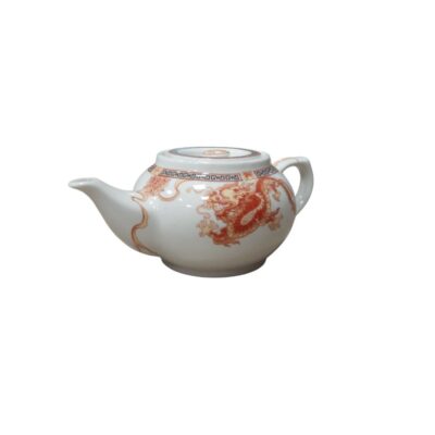 tetera de porcelana blanca con un diseño clásico y refinado. Presenta una decoración delicada en tonos rojizos que muestra la figura de un dragón tradicional, complementada con detalles geométricos en el borde superior alquiler para eventos, publicidad, peliculas y series