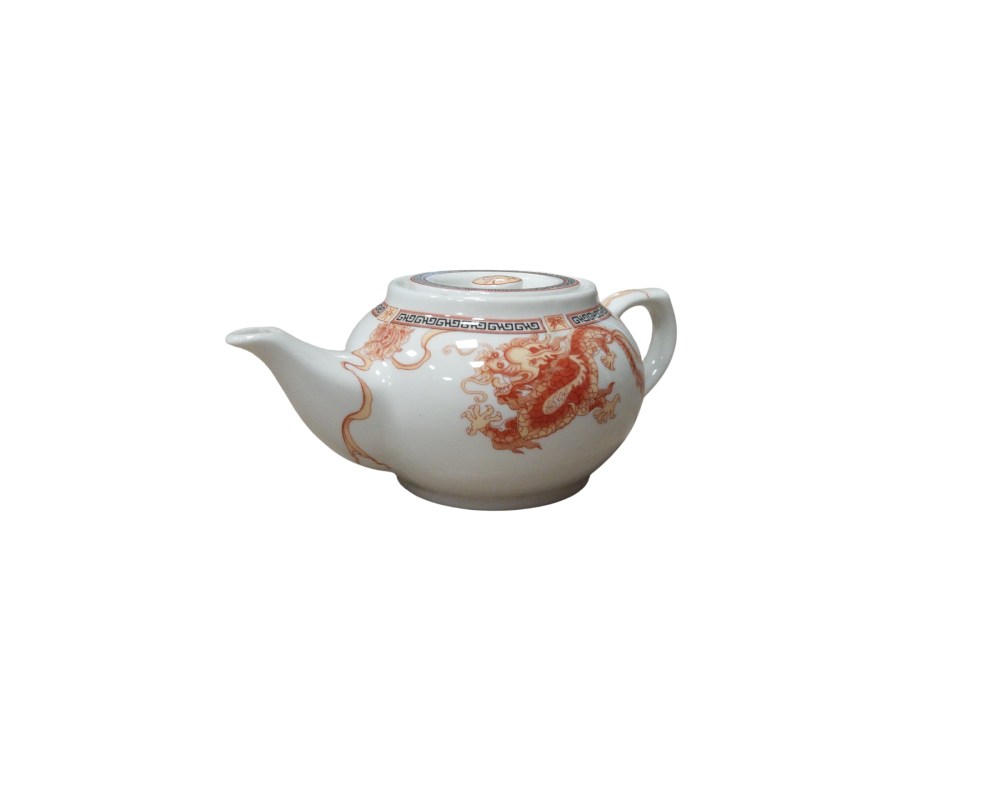tetera de porcelana blanca con un diseño clásico y refinado. Presenta una decoración delicada en tonos rojizos que muestra la figura de un dragón tradicional, complementada con detalles geométricos en el borde superior alquiler para eventos, publicidad, peliculas y series