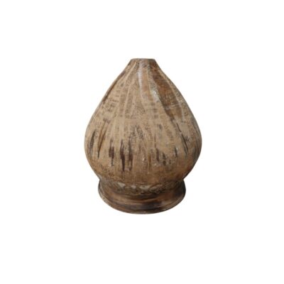 jarrón de cerámica con tonos terrosos y envejecidos, caracterizado por una forma abombada de tipo pera, una superficie decorada con estrías verticales y una base circular con relieves ornamentales alquiler para eventos, publicidad, peliculas y series
