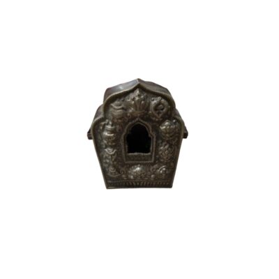 relicario metálico de diseño portátil, caracterizado por una superficie con complejos grabados y relieves de motivos tradicionales u orientales y una pequeña abertura central arqueada alquiler para eventos, publicidad ,peliculas y series