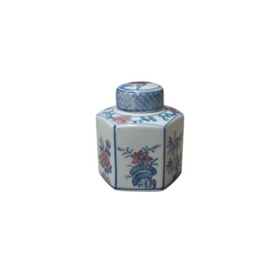 tarro de porcelana de cuerpo hexagonal y tapa a juego. La pieza presenta una delicada decoración en tonos azules y sutiles toques rojizos, mostrando motivos florales y vegetales en cada una de sus caras planas alquiler para eventos, publicidad, peliculas y series