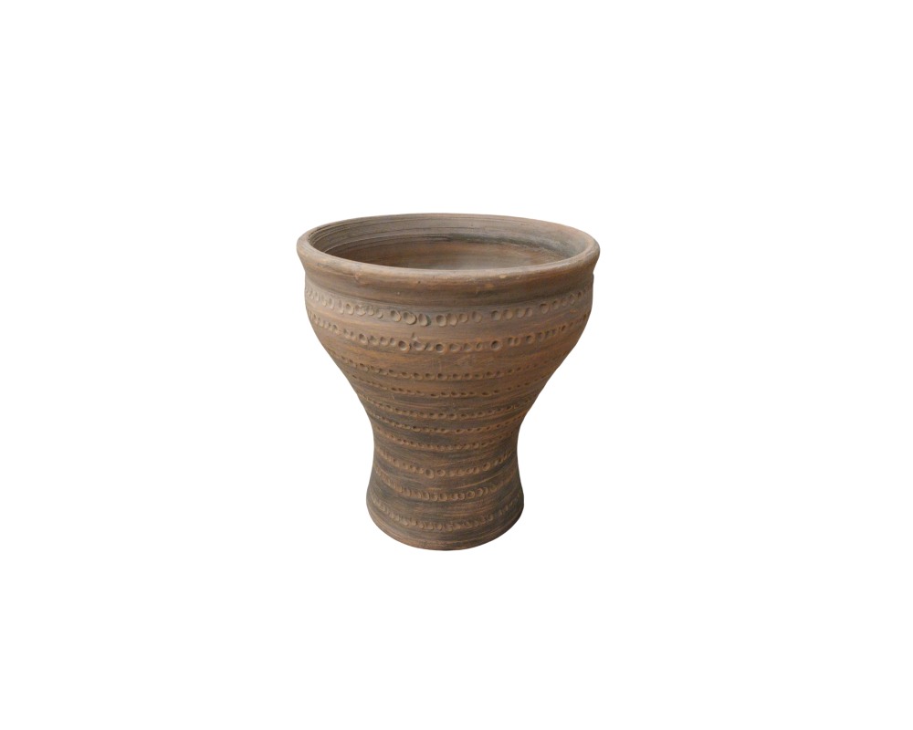 recipiente de cerámica de tonos marrones y aspecto envejecido, caracterizado por una forma acampanada con una base estrecha que se ensancha hacia la boca y una superficie decorada con múltiples líneas horizontales de patrones incisos en relieve alquiler para eventos, publicidad, peliculas y series