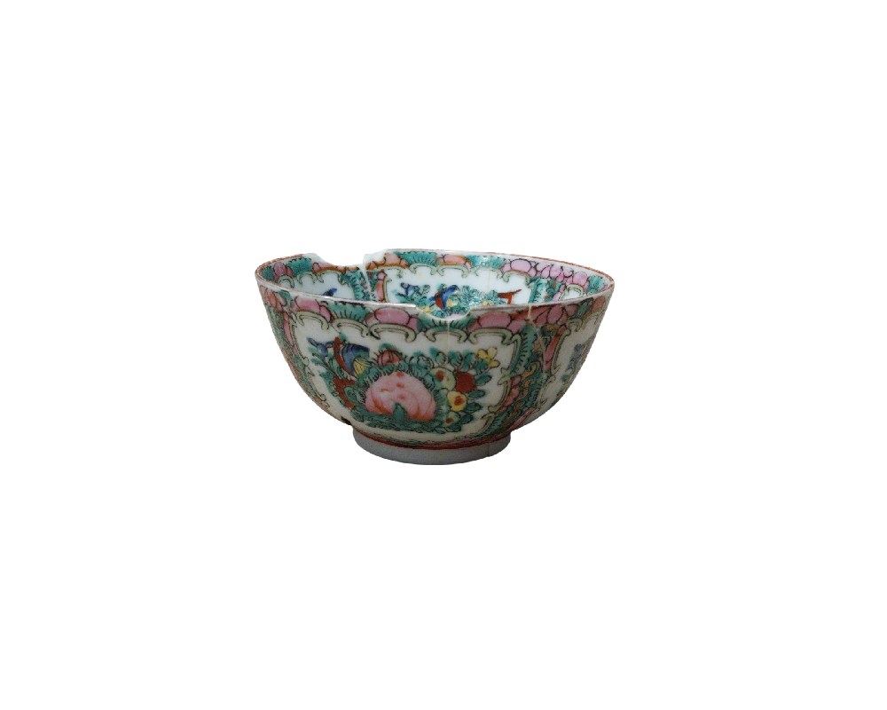 cuenco de porcelana presenta una rica decoración detallada con motivos florales y botánicos en tonos vibrantes de rosa, verde y otros colores, siguiendo un estilo artístico tradicional. La pieza muestra un diseño ornamental sofisticado alrededor de su cuerpo y borde alquiler para eventos, publicidad, peliculas y series