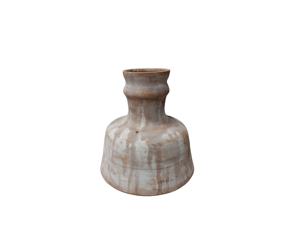 jarrón de cerámica con una base ancha y un cuello estilizado, caracterizado por un acabado rústico en tonos claros y marrones con un efecto de goteo alquiler para eventos, publicidad, peliculas y series