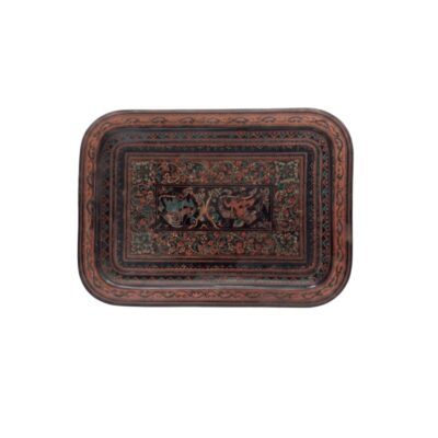 bandeja rectangular de esquinas suavemente redondeadas, caracterizada por un diseño ornamentado con cenefas geométricas, motivos florales y una escena central con figuras tradicionales en tonos oscuros, rojizos y verdosos alquiler para eventos, publicidad, peliculas y series
