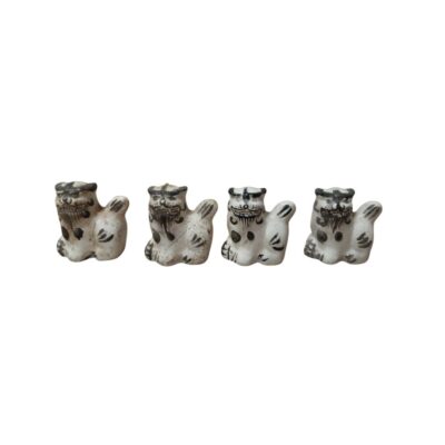 conjunto consta de cuatro pequeñas figuras escultóricas que representan a leones guardianes o perros de estilo tradicional, elaboradas en un material de tono claro con detalles pintados en color oscuro para resaltar sus rasgos faciales, melena y extremidades alquiler para eventos, publicidad, peliculas y series