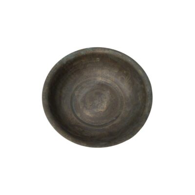 cuenco metálico con un acabado oscuro y envejecido, caracterizado por una forma circular abierta y una superficie interior completamente decorada con finos grabados tradicionales que presentan motivos ornamentales en el fondo y las paredes alquiler para eventos, publicidad, peliculas y series