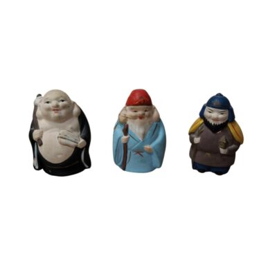 conjunto consta de tres pequeñas figuras de cerámica, pintadas a mano con colores distintivos, que representan a personajes arquetípicos de la tradición oriental alquiler para eventos, publicidad, peliculas y series