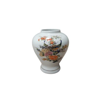 jarrón de porcelana de silueta globular con una base ensanchada, decorado con una fina policromía sobre fondo blanco alquiler para eventos, publicidad, peliculas y series