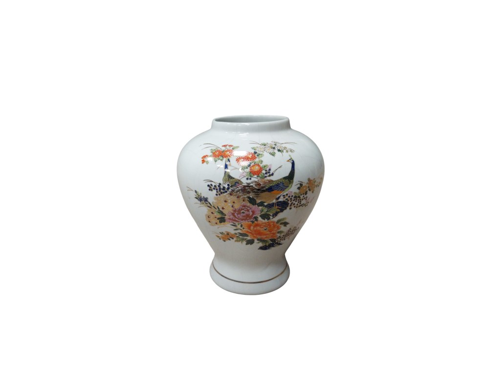 jarrón de porcelana de silueta globular con una base ensanchada, decorado con una fina policromía sobre fondo blanco alquiler para eventos, publicidad, peliculas y series