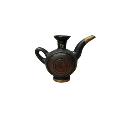 This distinctive jug stands out for its handcrafted design, characterised by balanced, rustic forms. The ceramic body features a central relief engraving with a spiral motif, a classic symbol that lends the piece a sense of dynamism. With its elongated spout and finish in dark, earthy tones, this jug combines functionality with traditional aesthetics, making it ideal as a decorative piece in an oriental style.