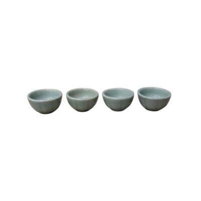compuesto por cuatro pequeños cuencos de cerámica con un acabado esmaltado en un característico tono verdoso o celadón, caracterizados por un diseño lobulado u ovalado de líneas sutiles y elegantes alquiler para eventos, publicidad, peliculas y series