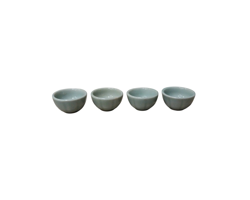 compuesto por cuatro pequeños cuencos de cerámica con un acabado esmaltado en un característico tono verdoso o celadón, caracterizados por un diseño lobulado u ovalado de líneas sutiles y elegantes alquiler para eventos, publicidad, peliculas y series