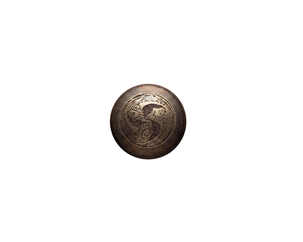 medallón circular de madera oscura, en cuyo centro presenta una inserción de metal con un diseño en relieve que muestra tres figuras entrelazadas alquiler para eventos, publicidad, peliculas y series