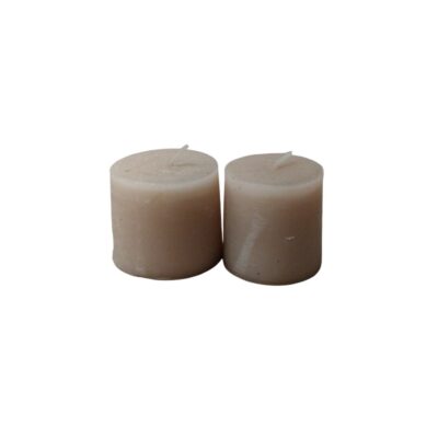 consta de un par de velas de cera cilíndricas y cortas en tonos beige o grisáceos, caracterizadas por su diseño sencillo y la presencia de mechas en sus superficies superiores alquiler para eventos, publicidad, peliculas y series