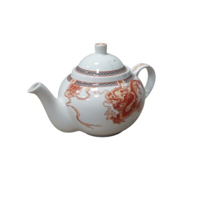 tetera de porcelana blanca con un diseño clásico y refinado. Presenta una decoración delicada en tonos rojizos que muestra la figura de un dragón tradicional, complementada con detalles geométricos en el borde superior alquiler para eventos, publicidad, peliculas y series