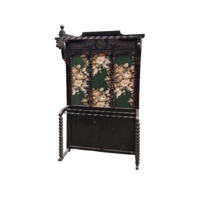 Perchero recibidor antiguo con estructura de madera oscura y paneles centrales tapizados con tela de motivos florales alquiler para eventos, publicidad, peliculas y series