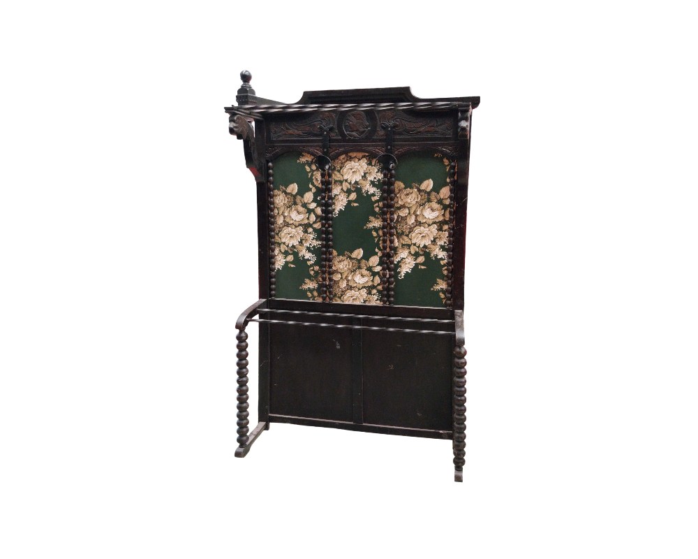 Perchero recibidor antiguo con estructura de madera oscura y paneles centrales tapizados con tela de motivos florales alquiler para eventos, publicidad, peliculas y series
