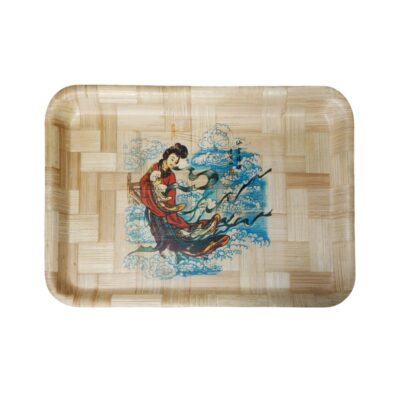 bandeja de forma rectangular elaborada con un trenzado visible de fibras naturales de tonos claros, caracterizada por bordes elevados y redondeados alquiler para eventos, publicidad, peliculas y series