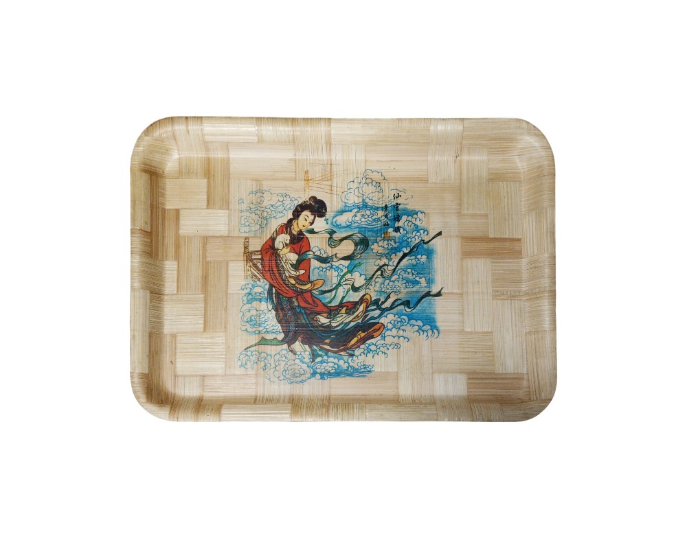 bandeja de forma rectangular elaborada con un trenzado visible de fibras naturales de tonos claros, caracterizada por bordes elevados y redondeados alquiler para eventos, publicidad, peliculas y series