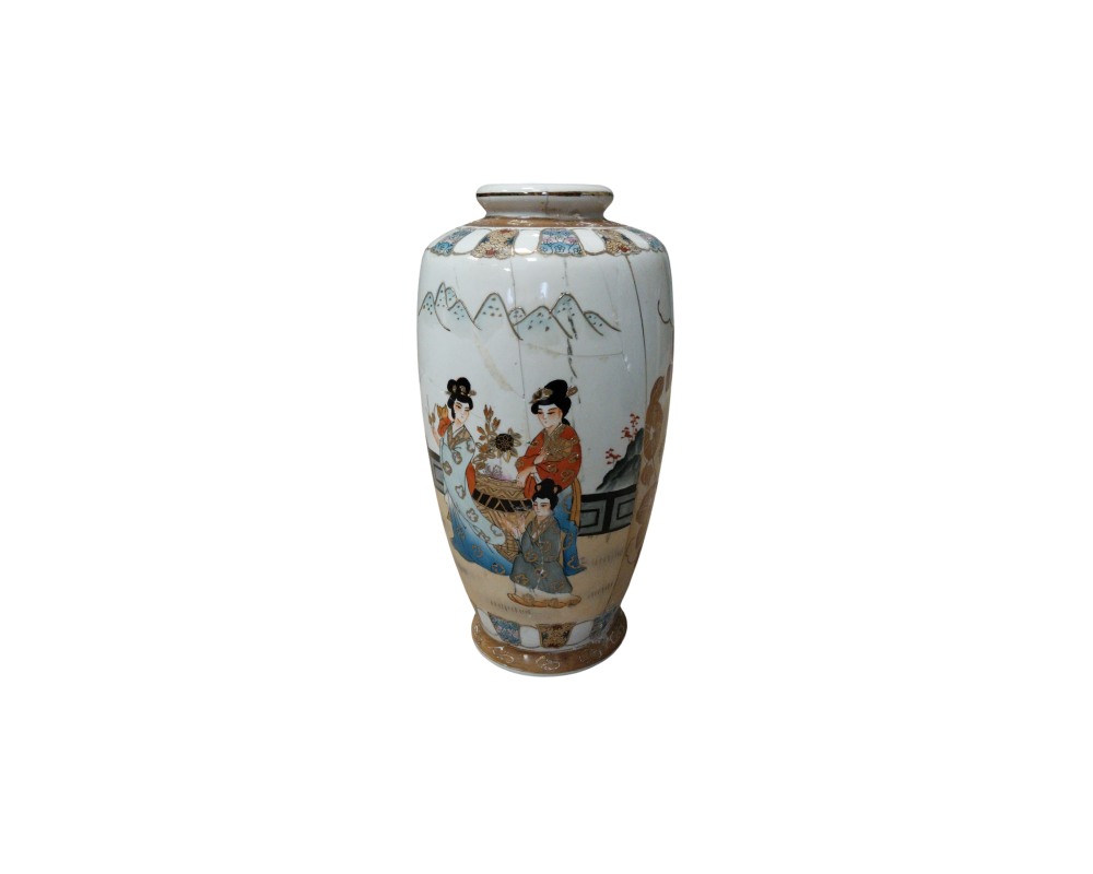 jarrón de porcelana de cuerpo cilíndrico y base estriada, caracterizado por una detallada pintura policromada que representa un grupo de figuras tradicionales con vestimentas coloridas en un entorno ajardinado, acompañado de cenefas ornamentales en la parte superior e inferior alquiler para eventos, publicidad, peliculas y series