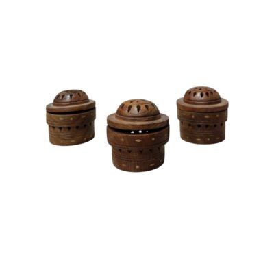 Este conjunto de recipientes artesanales combina funcionalidad y belleza tradicional. Cada pieza está tallada en madera oscura con delicadas incrustaciones de latón, destacando por sus tapas perforadas que permiten una suave difusión de aromas cuando se utilizan como quemadores de incienso alquiler para eventos ,publicidad, peliculas y series