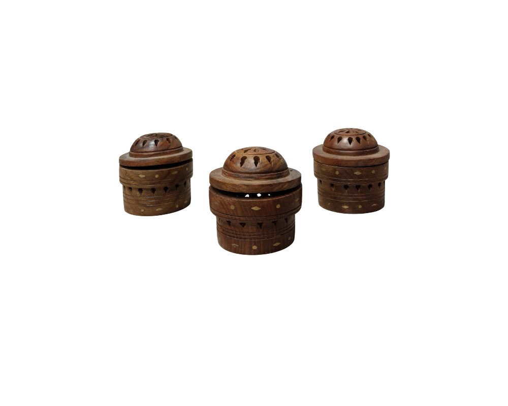 Este conjunto de recipientes artesanales combina funcionalidad y belleza tradicional. Cada pieza está tallada en madera oscura con delicadas incrustaciones de latón, destacando por sus tapas perforadas que permiten una suave difusión de aromas cuando se utilizan como quemadores de incienso alquiler para eventos ,publicidad, peliculas y series