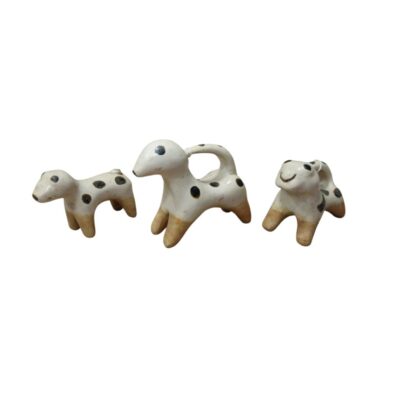 figuras escultóricas de cerámica que representan a perros de formas estilizadas, con acabado en tonos claros, manchas oscuras y las extremidades en tono natural alquiler para eventos, publicidad, peliculas y series