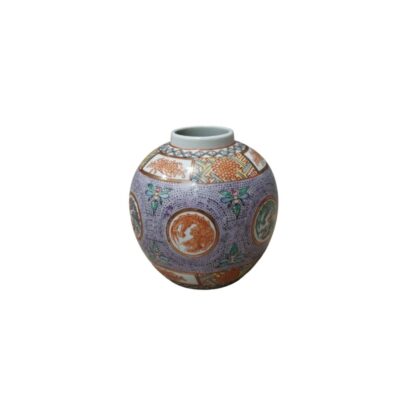 tarro de porcelana de forma globular, distinguido por una ornamentación policromada muy detallada. El cuerpo presenta un fondo de color suave, salpicado con patrones minuciosos y decorado con medallones circulares que contienen representaciones de dragones estilizados alquiler para eventos, publicidad, peliculasy series