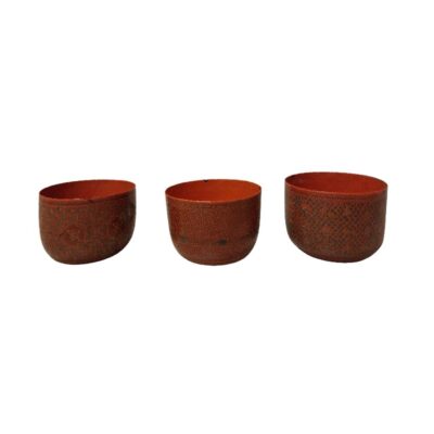 A set of three bowls made using the traditional lacquer-coating technique on a natural fibre base. They feature geometric engravings on the outside in characteristic reddish tones. These pieces are suitable for use as serving bowls or as decorative items for hire for events, advertising, films and TV series.