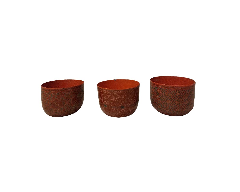 A set of three bowls made using the traditional lacquer-coating technique on a natural fibre base. They feature geometric engravings on the outside in characteristic reddish tones. These pieces are suitable for use as serving bowls or as decorative items for hire for events, advertising, films and TV series.