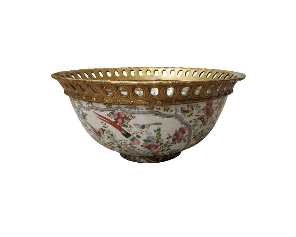 The body features an intricate floral pattern with bird motifs in vibrant colours, creating a harmonious contrast with its distinctive openwork-style gold rim. This centrepiece is not only a functional item but also a decorative piece of great aesthetic value, ideal for those seeking to add a touch of distinction, history and classic elegance to their interior décor.