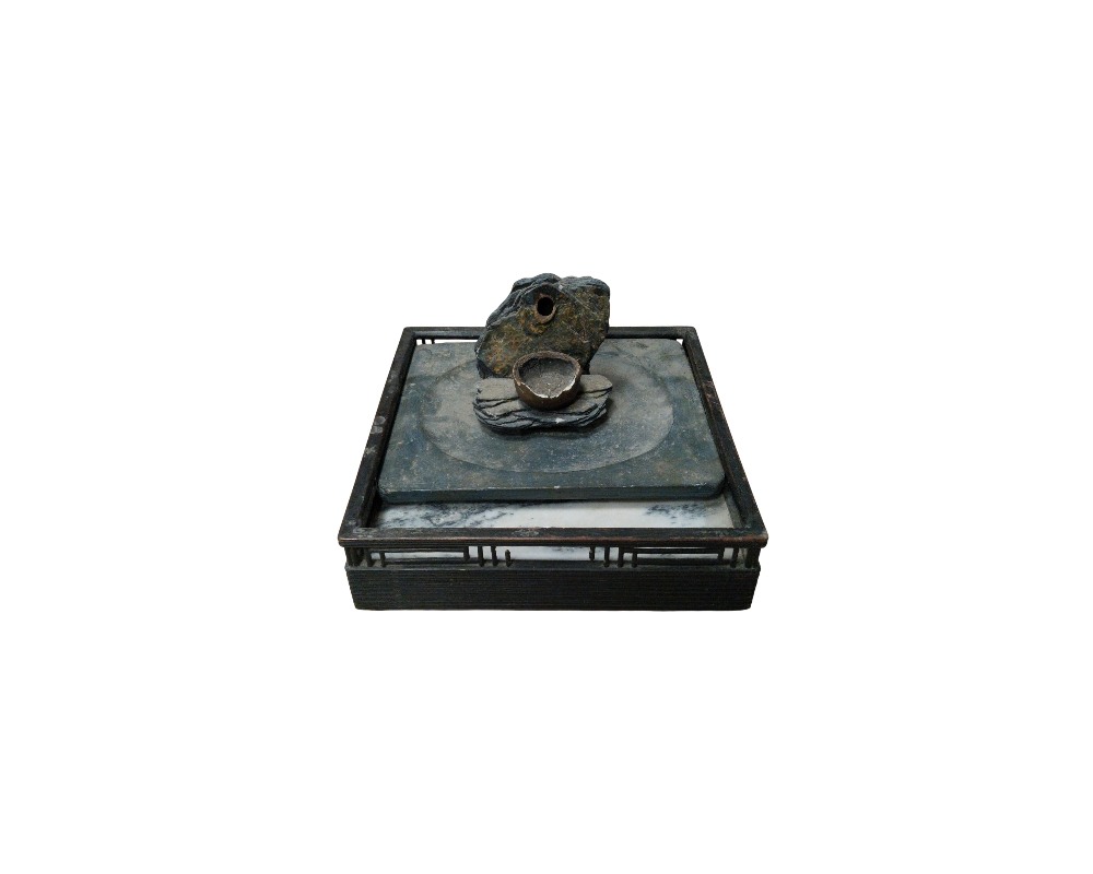 conjunto decorativo de estilo oriental o zen que combina una base rectangular de madera oscura con barandillas detalladas, sobre la cual se disponen placas de piedra veteada y una composición escultórica central de rocas naturales junto a un pequeño cuenco rústico alquiler para eventos, publicidad, peliculas y series