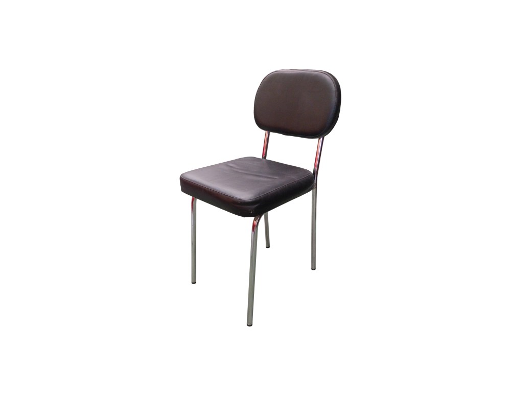 Silla vintage industrial presenta una estructura de metal cromado con asiento y respaldo tapizados en escay negro alquiler para eventos, publicidad, peliculas y series