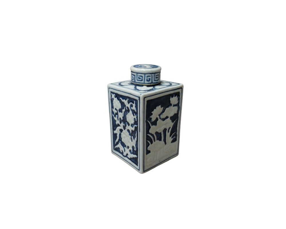 tarro de porcelana de cuerpo cuadrado con esquinas redondeadas y una tapa a juego, decorado mediante la técnica de contraste azul y blanco alquiler para eventos, publicidad, peliculas y series