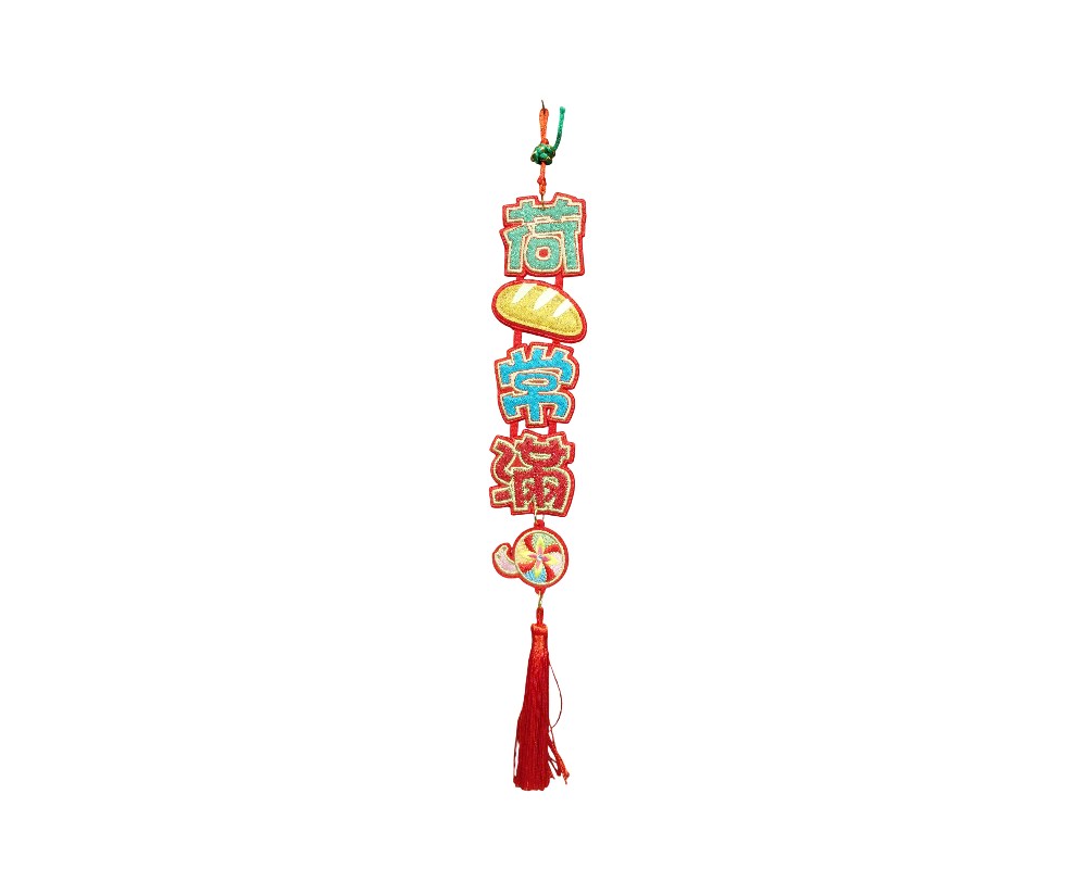 A traditional-style hanging decorative item, made from pieces of fabric embroidered in vibrant colours featuring oriental characters and symbolic motifs. The piece is finished with a red tassel, a classic detail designed to attract good fortune. It is a lightweight accessory, ideal for hanging on doors, walls or in interior spaces, adding a festive, cultural and auspicious touch to home décor.