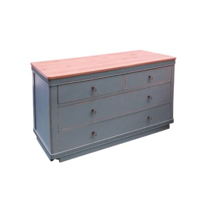 Cómoda de abeto azul y madera natural cuenta con cuatro cajones y tiradores metálicos alquiler para eventos, publicidad, peliculas y series