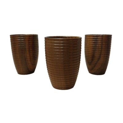 Conjunto de tres vasos fabricados en madera tallada con acabado exterior acanalado. Presentan un diseño de líneas estriadas uniformes realizado mediante técnica de torneado. Son piezas aptas para uso como recipientes de mesa o como elementos de organización y decoración alquiler para eventos, publicidad, peliculas y series
