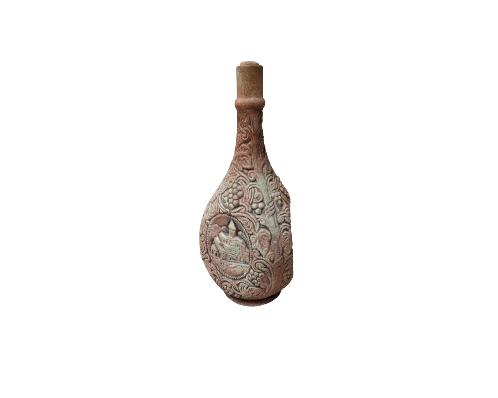 botella de cerámica con un acabado texturizado y tonos terrosos envejecidos, caracterizada por un cuello alto y delgado que culmina en una boca estrecha, y un cuerpo abombado decorado con complejos relieves escultóricos que incluyen motivos vegetales, racimos de uvas y un medallón central con una representación arquitectónica alquiler para eventos, publicidad, peliculas y series