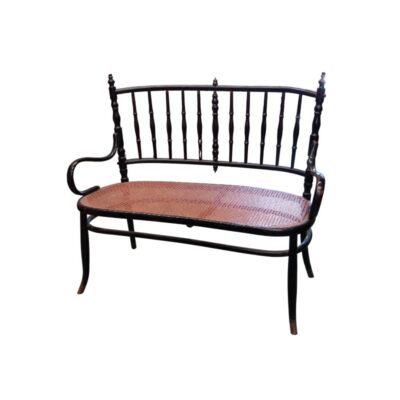 Banco antiguo estilo Thonet presenta una estructura de madera oscura torneada y un asiento de rejilla de ratán alquiler para eventos, publicidad, peliculas y series