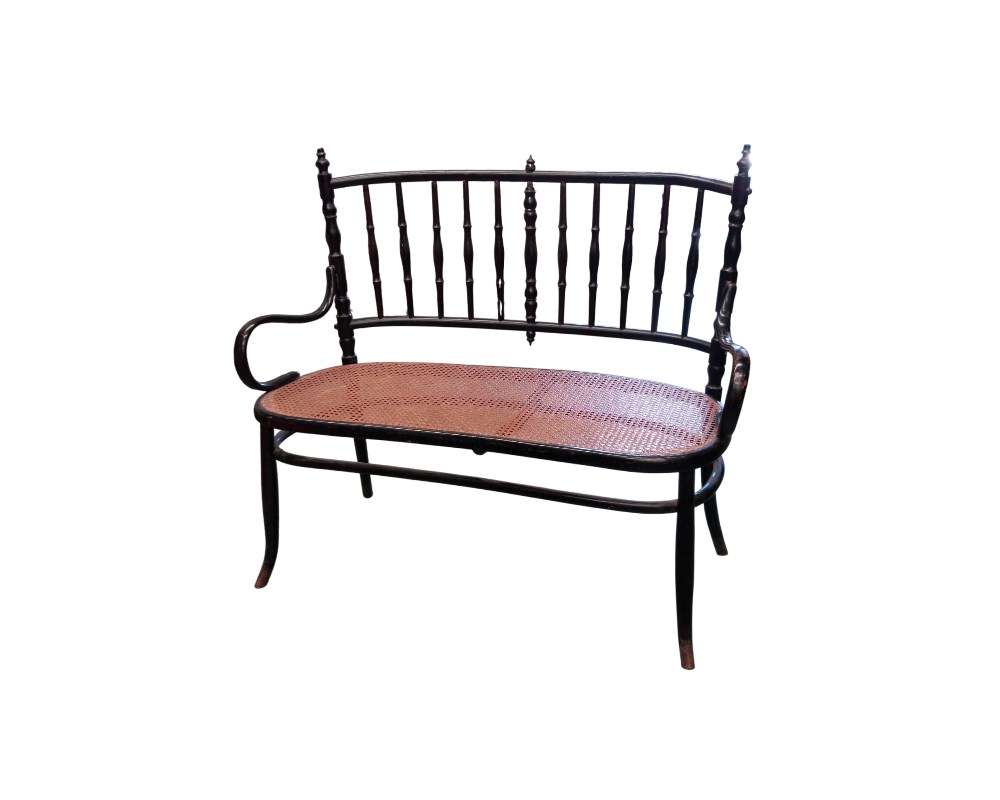 Banco antiguo estilo Thonet presenta una estructura de madera oscura torneada y un asiento de rejilla de ratán alquiler para eventos, publicidad, peliculas y series