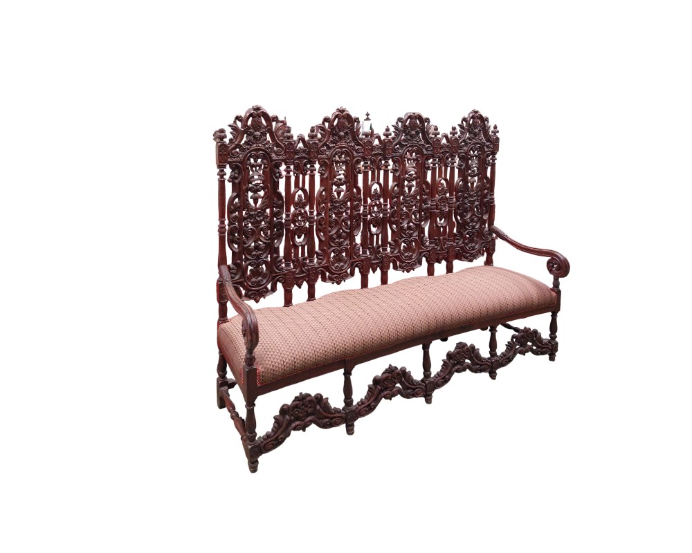Banco antiguo presenta una elaborada estructura de madera tallada en estilo barroco español o renacentista, con un respaldo alto ornamentado y asiento tapizado alquiler para eventos, publicidad, peliculas y series