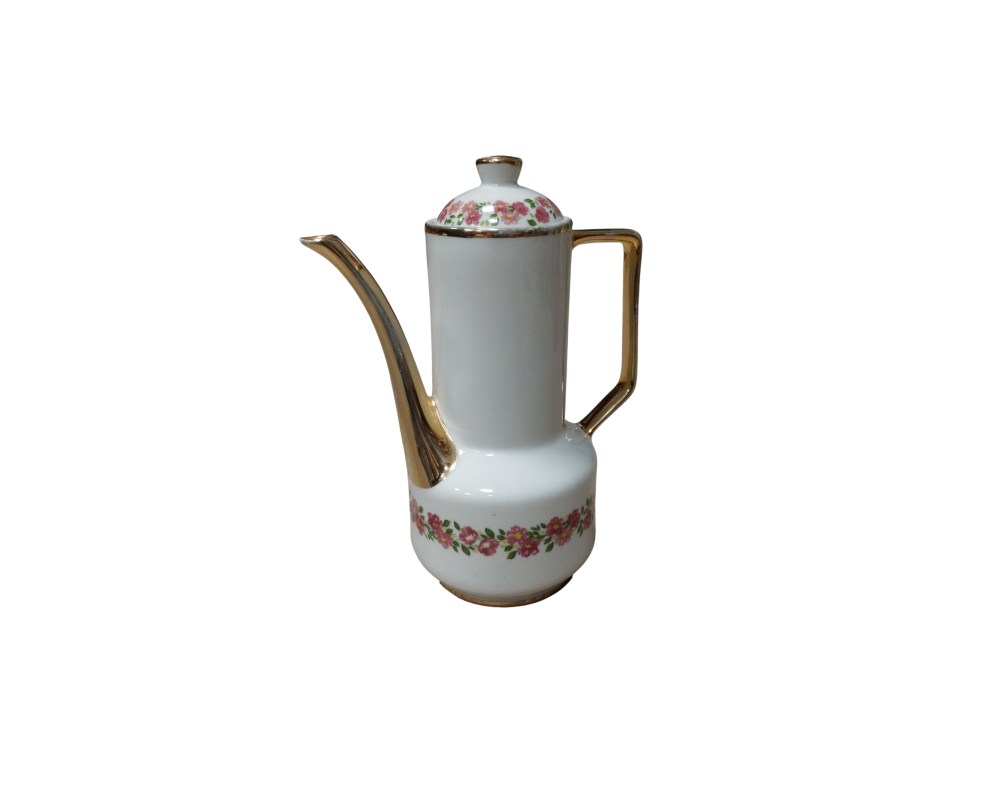 tetera alta de porcelana, caracterizada por su cuerpo estilizado con una base ensanchada y un cuello cilíndrico. Presenta un acabado blanco brillante decorado con delicadas cenefas de pequeñas flores rosadas y hojas verdes dispuestas en la base y sobre la tapa alquiler para eventos, publicidad, peliculas y series