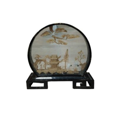 cuadro ornamental de diseño circular con un marco y una base de madera oscura esculpida, que en su interior alberga un delicado diorama tridimensional elaborado con corcho tallado alquiler para eventos, publicidad, peliculas y series