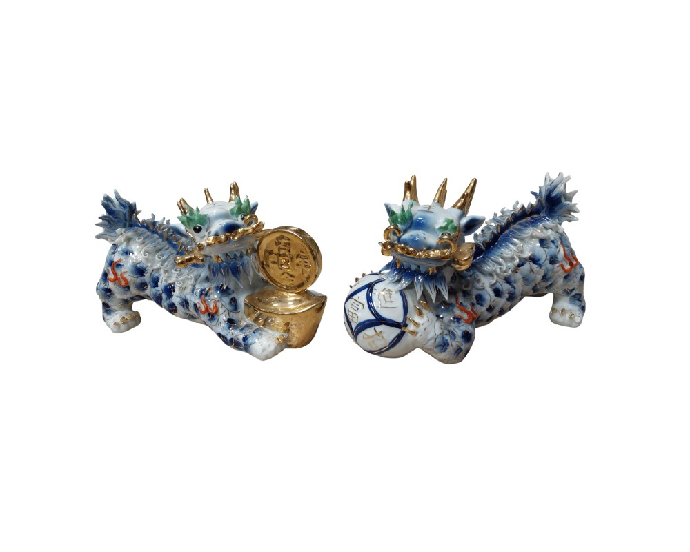 dos figuras de porcelana decoradas con el tradicional estilo de motivos en azul sobre blanco, realzadas con detalles dorados alquiler para eventos, publicidad, peliculas y series