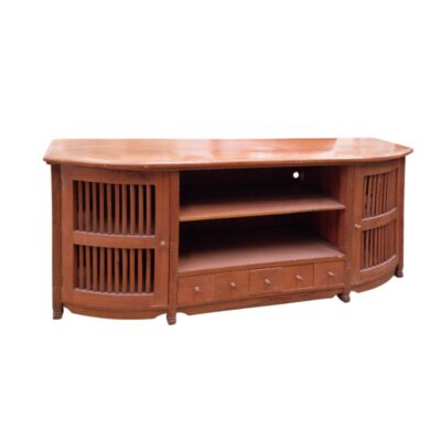 Mueble de entretenimiento de madera maciza presenta un diseño curvo distintivo con puertas laterales de celosía alquiler para eventos, publicidad, peliculas y series
