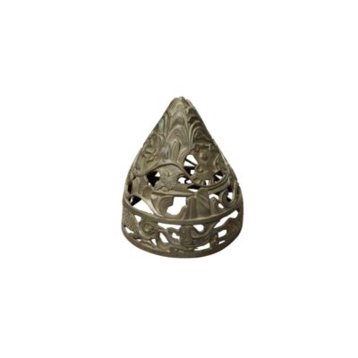 tapa de metal con acabado envejecido en tonos plateados, caracterizada por un diseño cónico de estilo tradicional, profusamente decorado con relieves calados que representan paisajes montañosos, aves y elementos de la naturaleza alquiler para eventos, publicidad, peliculas y series