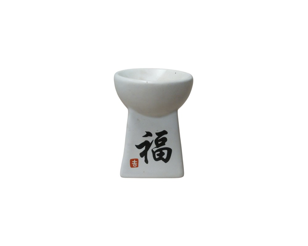 base de cerámica blanca con un diseño que combina una sección superior cóncava y una base ensanchada de líneas rectas alquiler para eventos, publicidad, peliculas y series