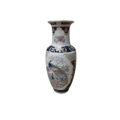 jarrón de porcelana de forma estilizada con cuello alargado y boca ensanchada. Presenta una rica decoración policromada sobre un fondo blanco, donde el motivo central es una escena detallada de pavos reales rodeados por flores y follaje, ejecutada con colores vibrantes alquiler para eventos, publicidad, peliculas y series